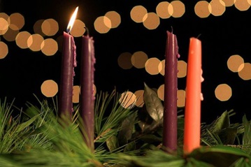 An Advent wreath with one lit candle represents the first week of Advent. Photo by Kathleen Barry, United Methodist Communications.
