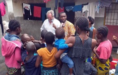 Le missionnaire ghanéen Innocent P. Afful (au centre en jaune), qui travaillait avec des orphelins et des enfants vulnérables au Congo, s'entretient avec certains de ses protégés. Afful est décédé le 17 avril à l'âge de 49 ans. Ses amis et collègues disent qu'il avait une passion pour le ministère social et un esprit accueillant. Photo fournie à UM News en 2021 par Innocent Afful.