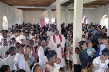 Près de 500 personnes se sont réunies le 27 février pour le culte de fondation de l'Église Méthodiste Unie d'Ambodifasika à Madagascar. Les Révs. Machegane Face (avec l'étole rouge) et João Sambô sont suivis par l'Évêque Joaquina Nhanala alors qu'ils mènent la procession dans l'église. Photo par le Révérend Gustavo Vasquez, UM News.
