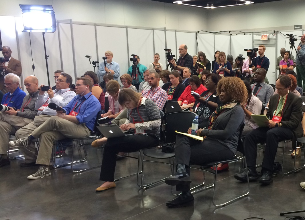 Credentialed press crowd into a news conference hosted by United Methodist Communications at the 2016 General Conference in Portland, Oregon. Photo by Laura Buchanan, United Methodist Communications.