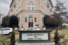 워싱턴 D.C.의 캐피탈 힐 지역에 위치한 연합감리교 건물에 러시아의 우크라이나 침공을 규탄하는 “전쟁을 벌이는 것은 평화 추구를 배반하는 것이다.”라는 문구가 쓰여 있다. 사진, 웬디 메리다. 
