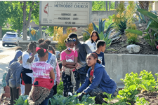 Joi Nichols (extrema direita) atua como jardineira mestre da Crenshaw UMC em Los Angeles. O alcance da comunidade da igreja aborda a fome entre seus vizinhos com uma horta, entregas de caixas de alimentos e outros ministérios. Foto cortesia de Crenshaw UMC.